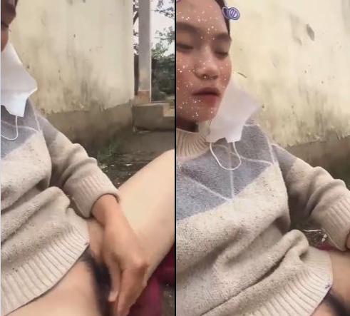 Em học sinh lồn lúc nào cũng nứng thủ dâm giữa sân 13 Em học sinh lồn lúc nào cũng nứng thủ dâm giữa sân