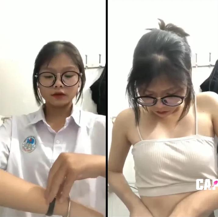 Thanh Trúc nữ sinh love 9 vừa đi học về vào ngay toilet call tắm cho ny xem vú non mới nhú